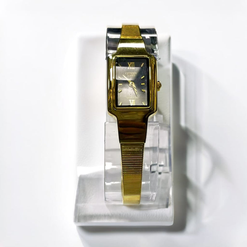 Load image into Gallery viewer, Rare Vintage Citizen Mini Square Ladies Quartz Watch
