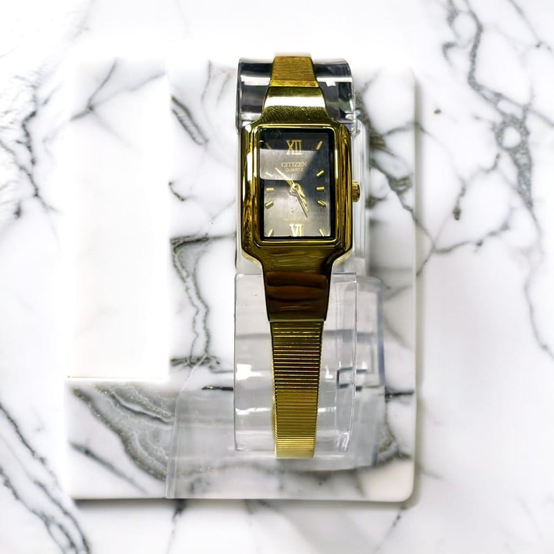 Load image into Gallery viewer, Rare Vintage Citizen Mini Square Ladies Quartz Watch
